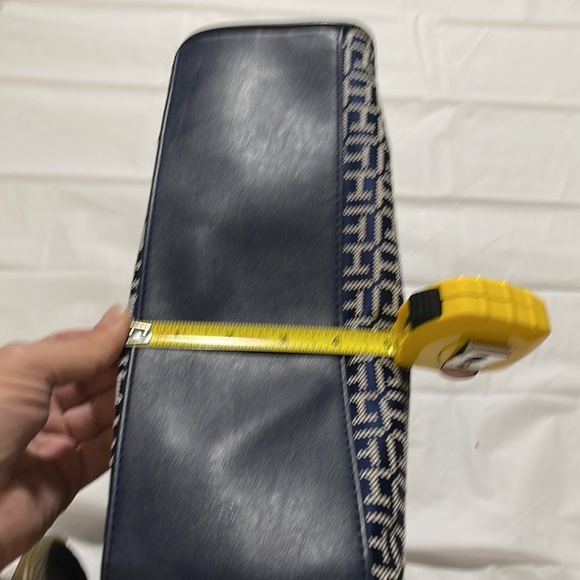 Tommy Hilfiger women’s handbag in like new condition. Mainly navy with white TH - Picture 6 of 10